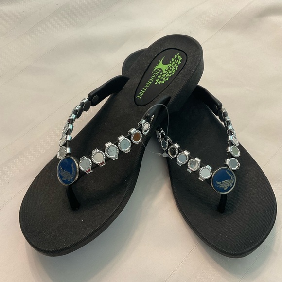 New Figuera Tree Flip Flops. Size 8 - Picture 1 of 6